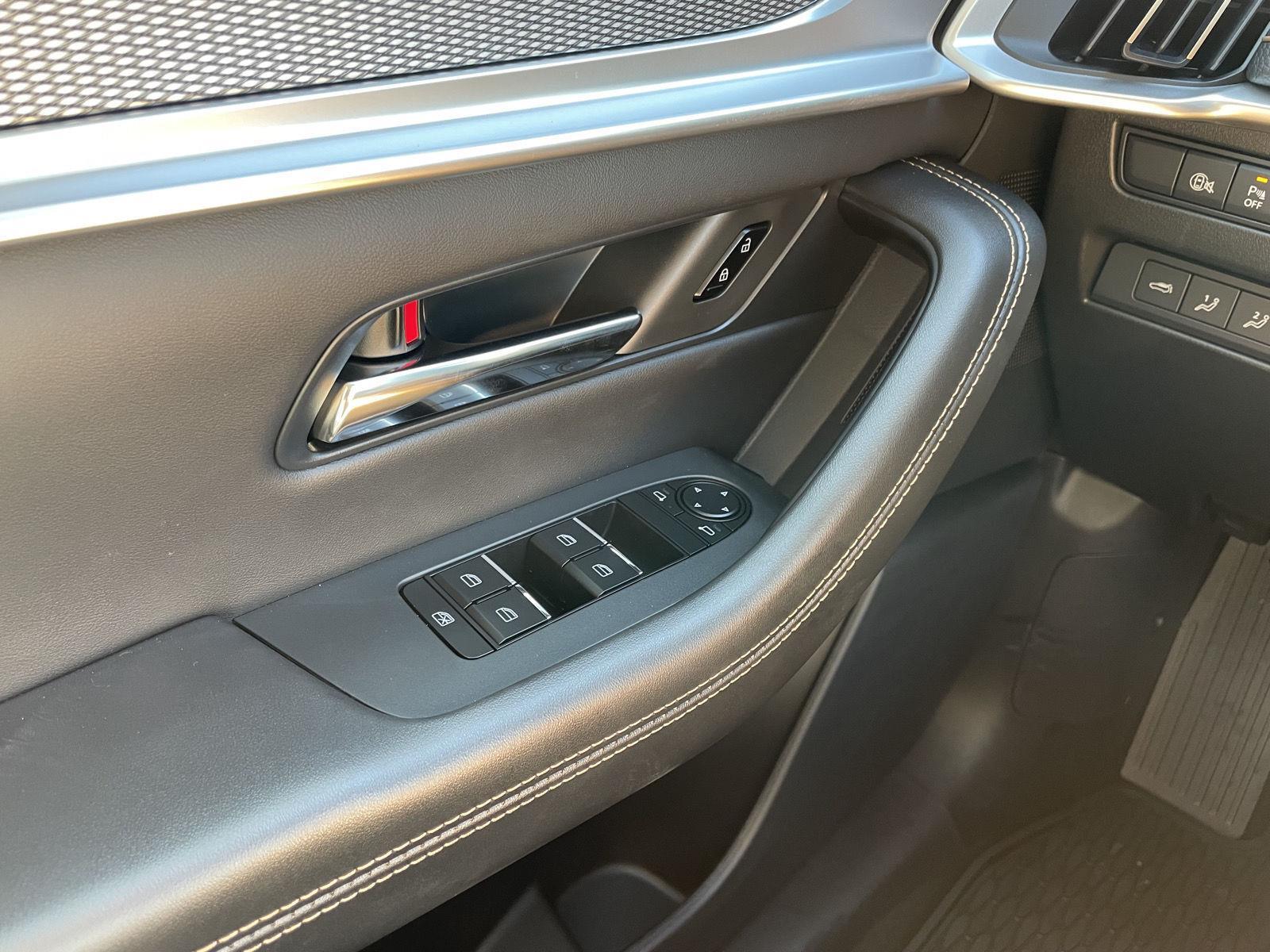 Vehicle photo 30