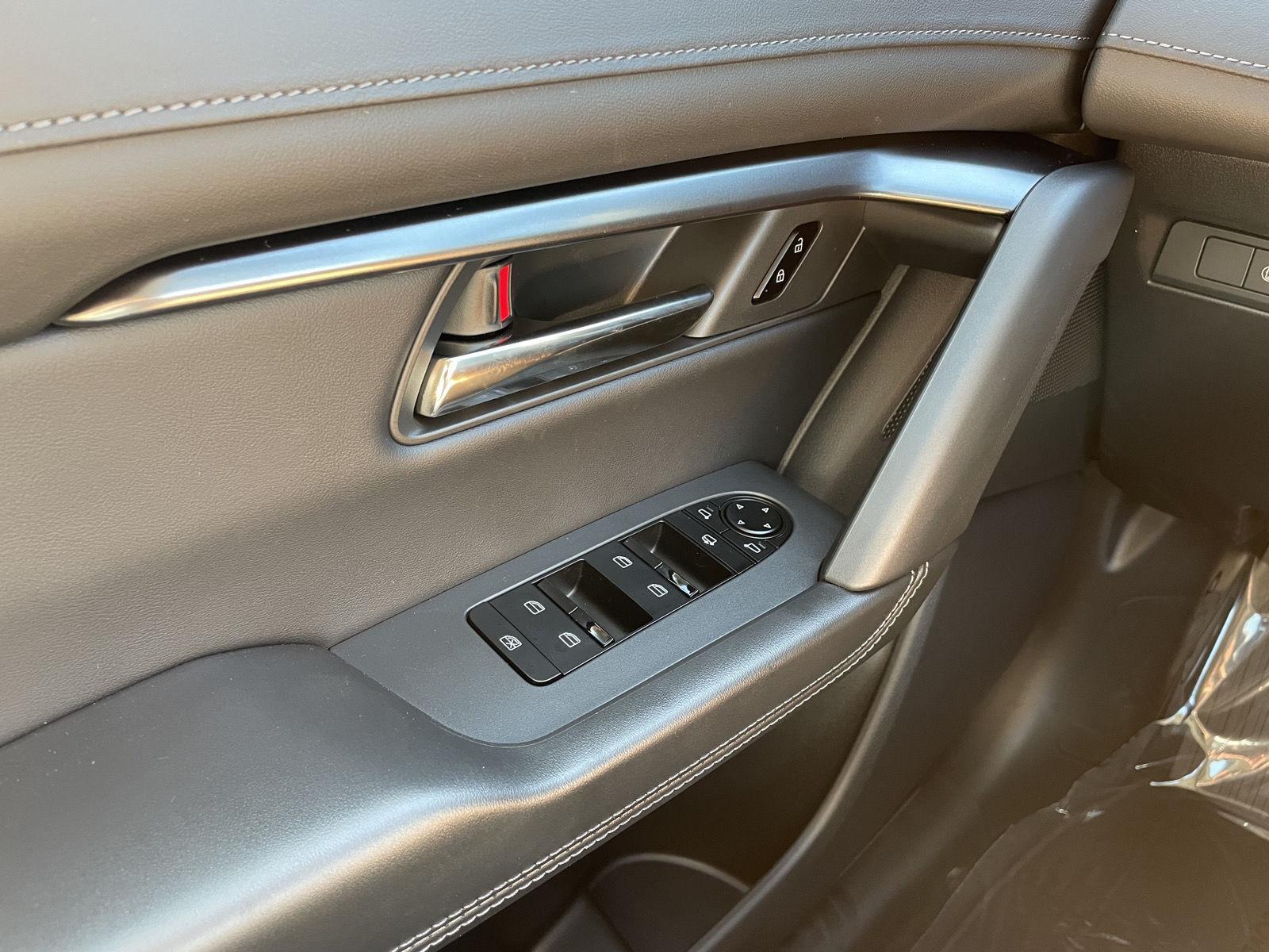 Vehicle photo 25