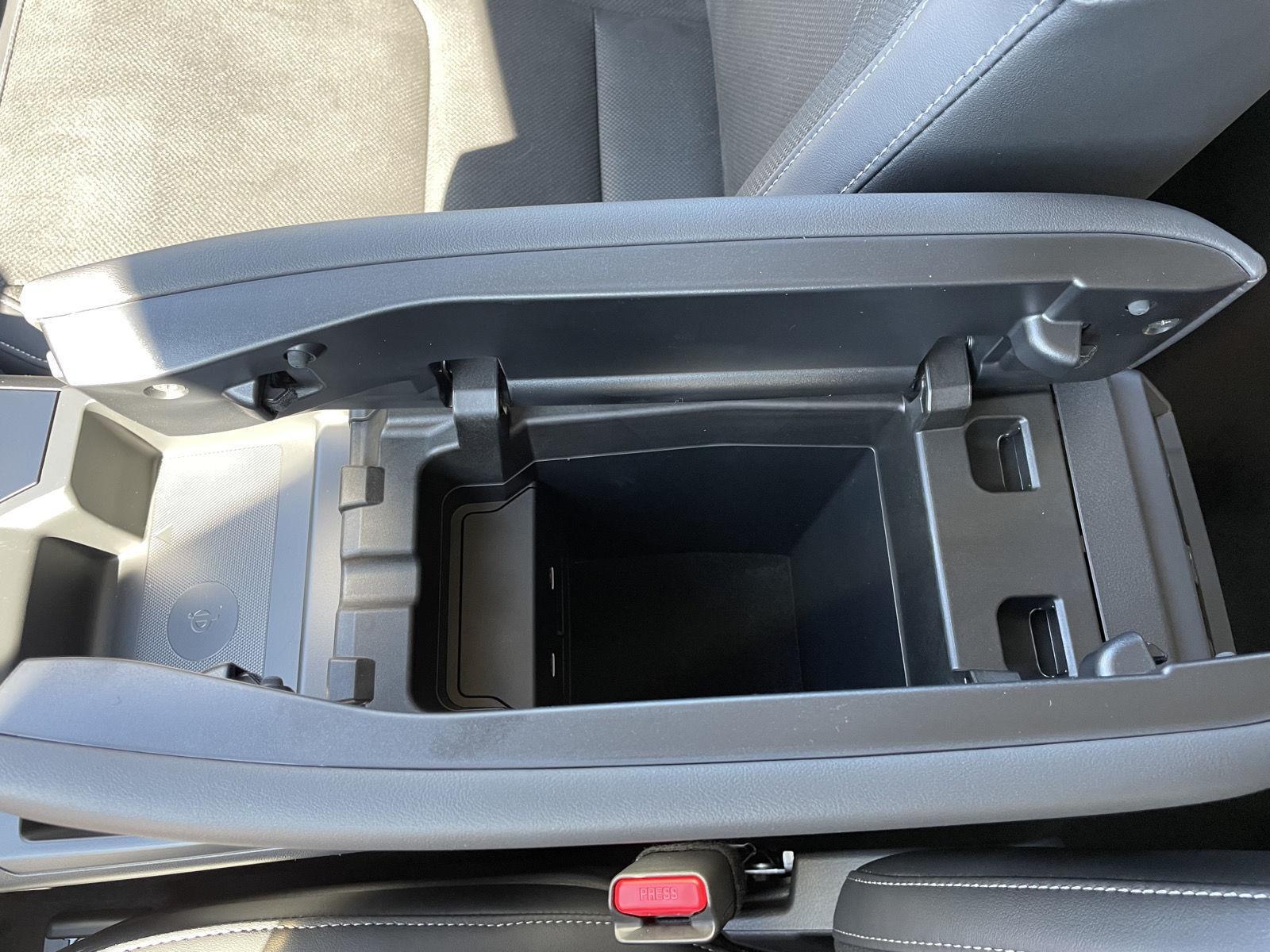 Vehicle photo 28