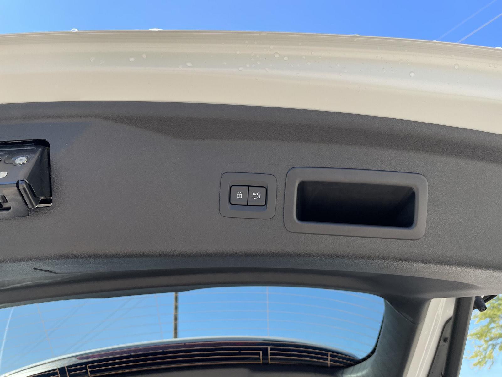 Vehicle photo 33
