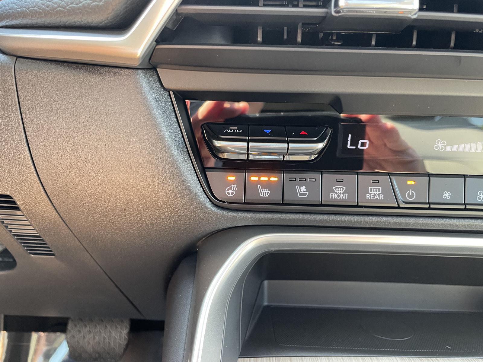 Vehicle photo 28