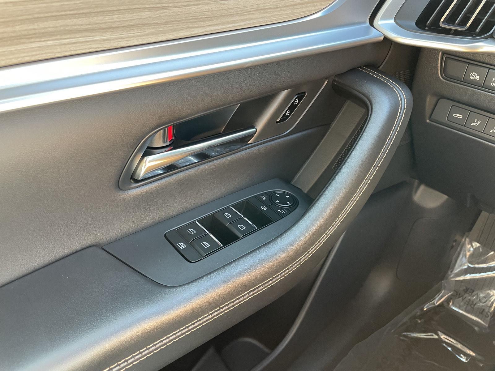 Vehicle photo 31