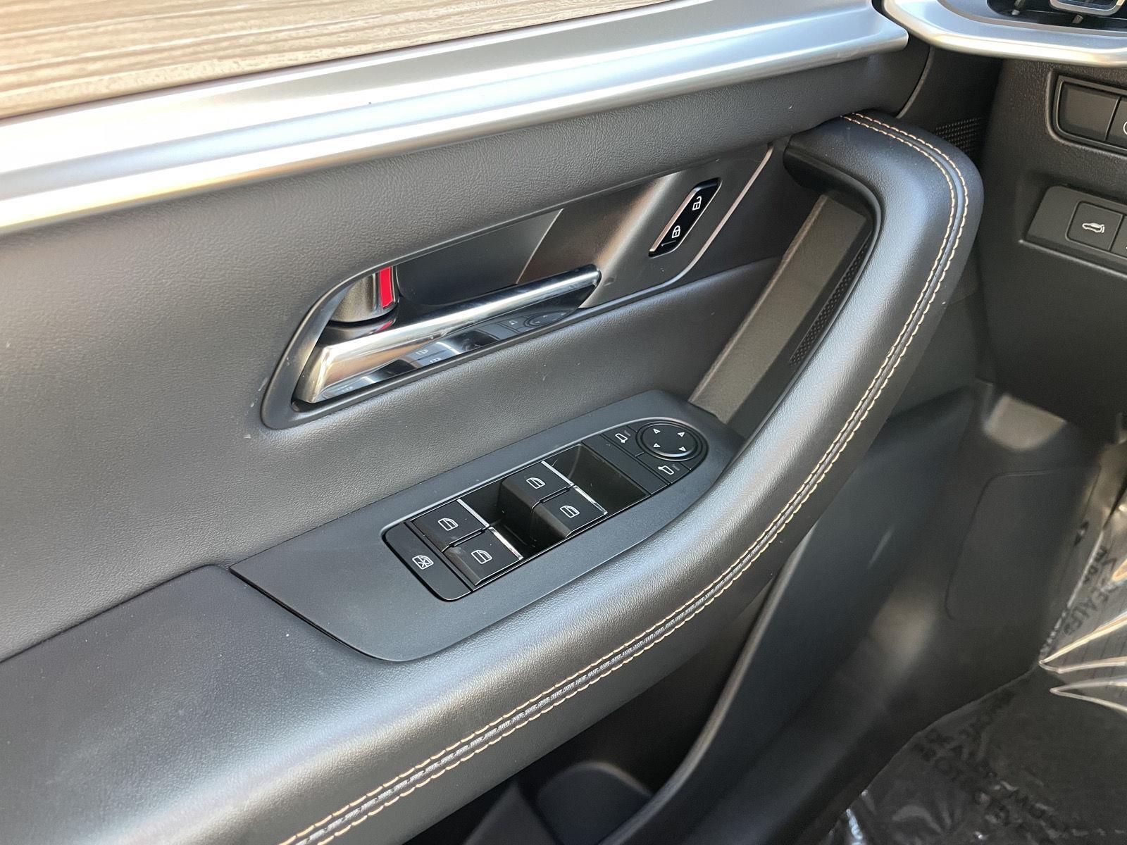 Vehicle photo 29