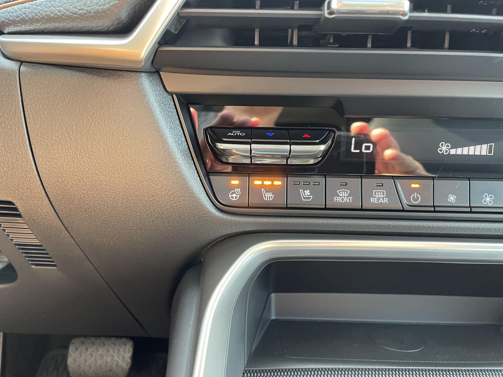 Vehicle photo 29