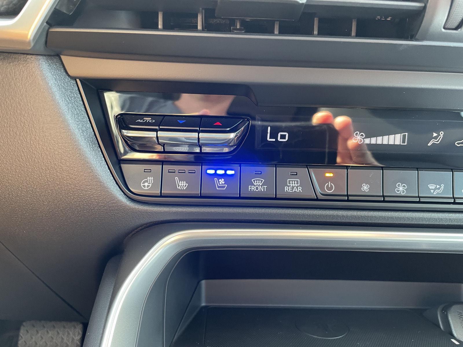 Vehicle photo 30