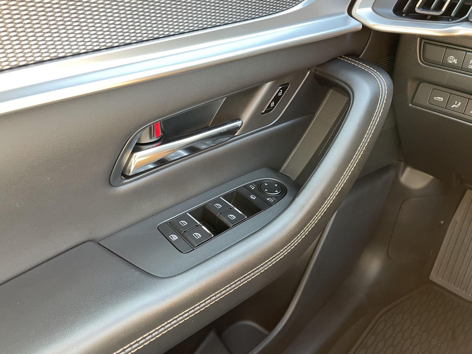 Vehicle photo 32