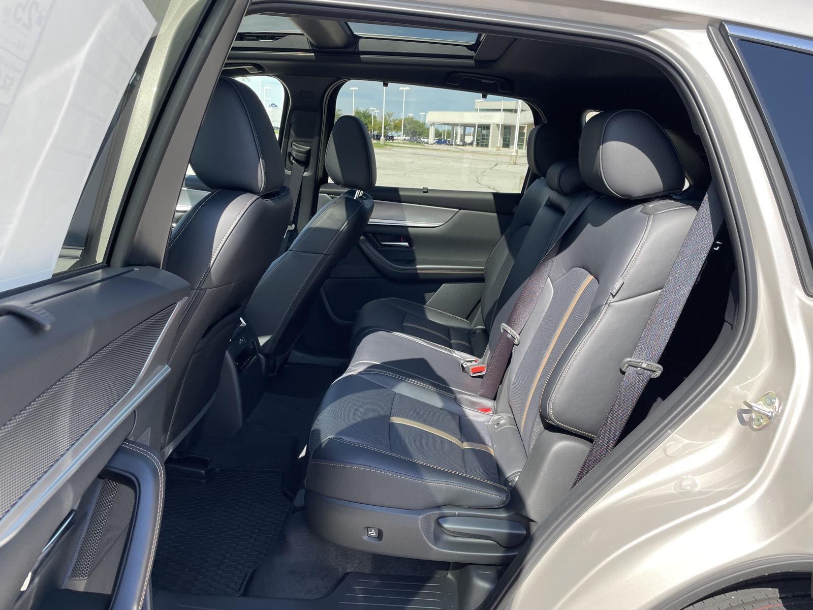 Vehicle photo 19
