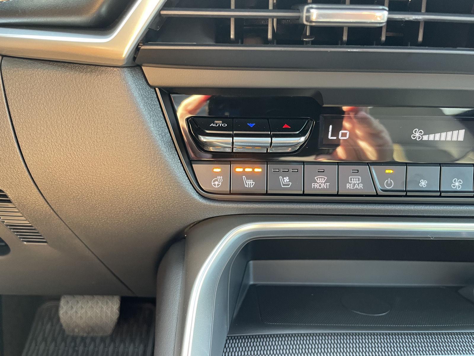 Vehicle photo 30
