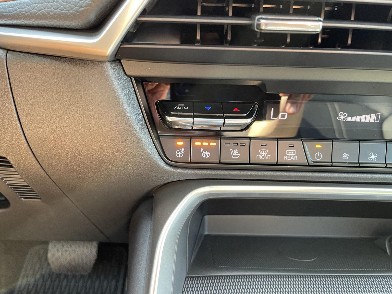 Vehicle photo 29
