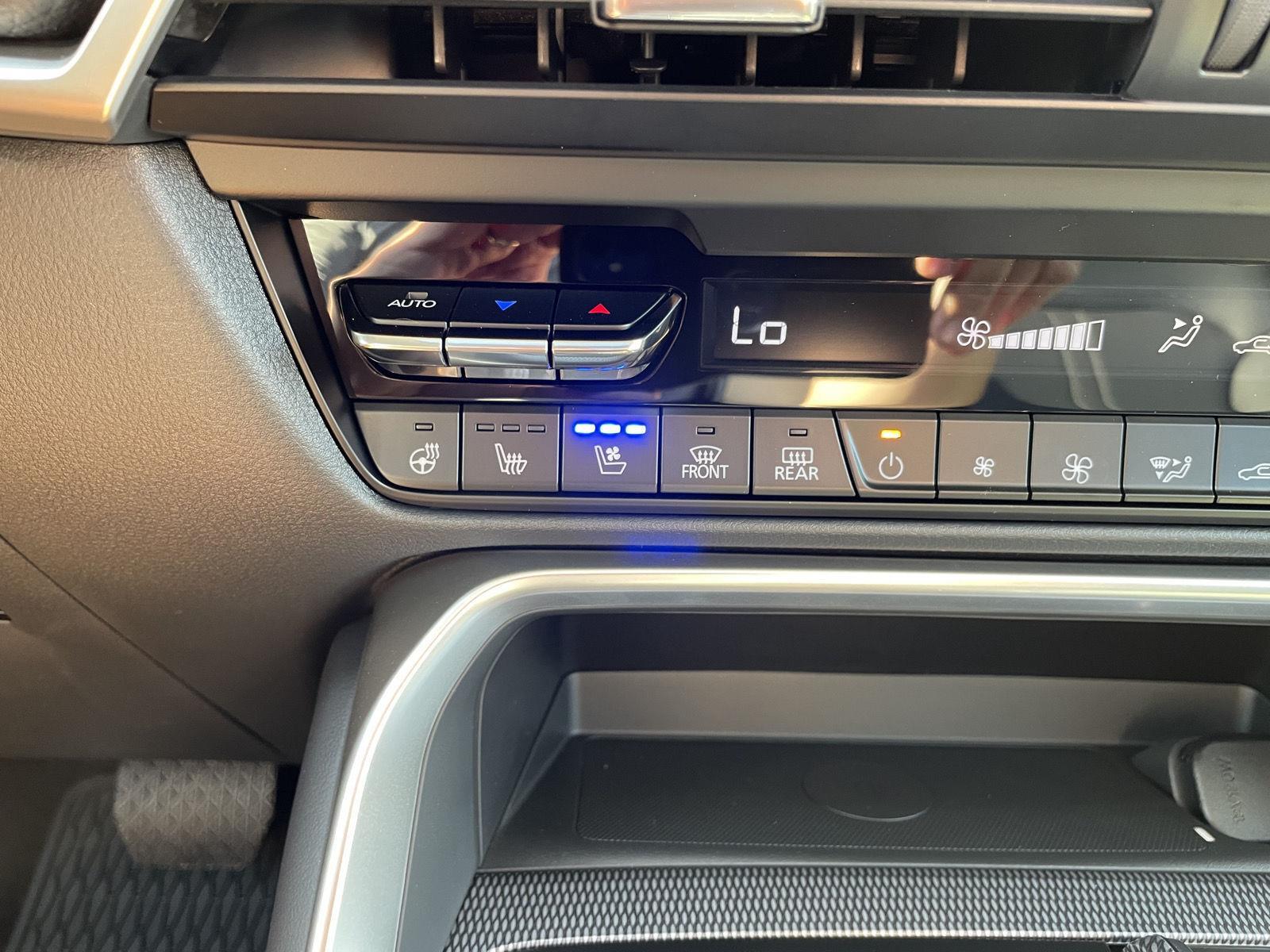 Vehicle photo 30