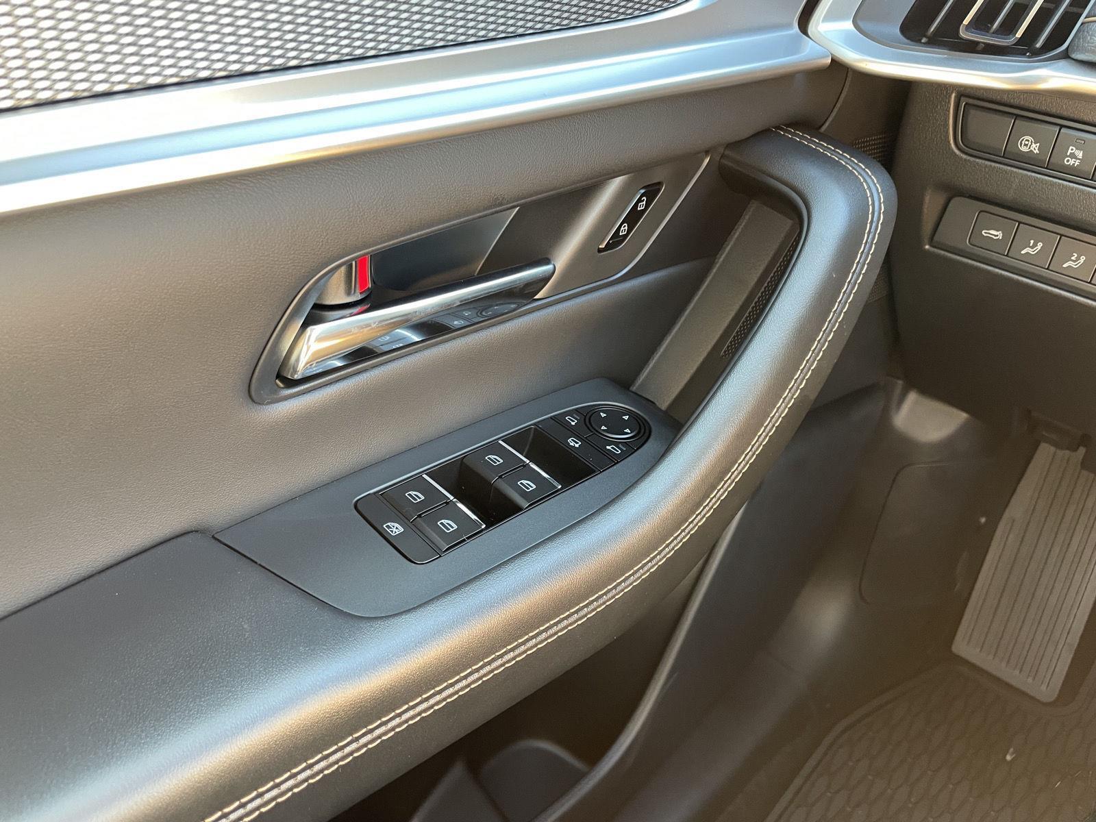 Vehicle photo 32