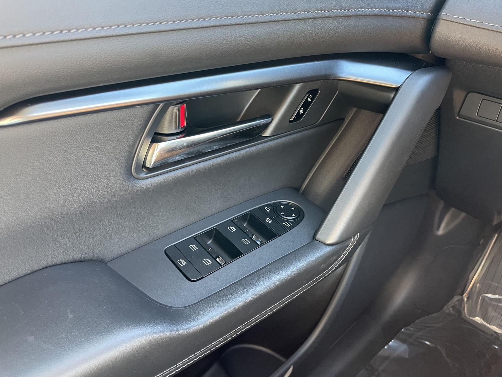Vehicle photo 24
