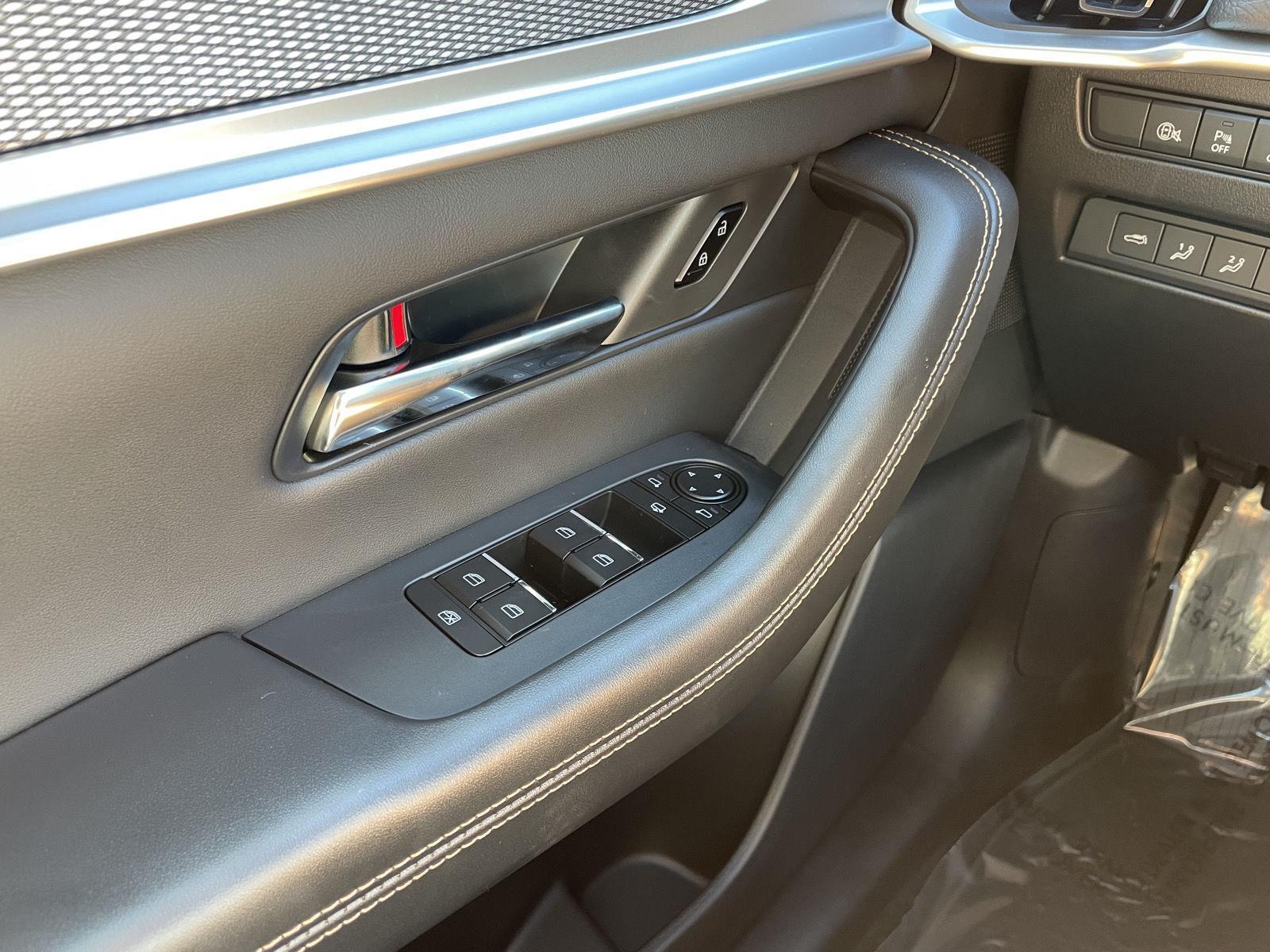 Vehicle photo 32
