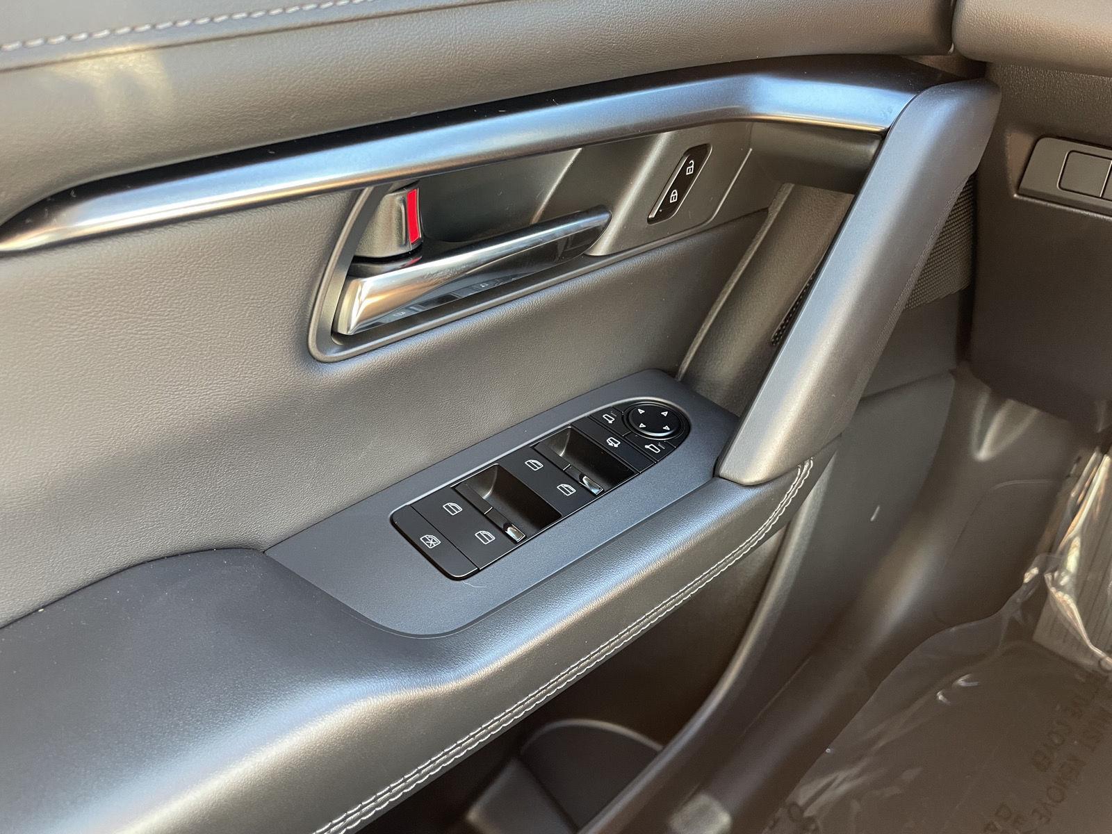 Vehicle photo 24