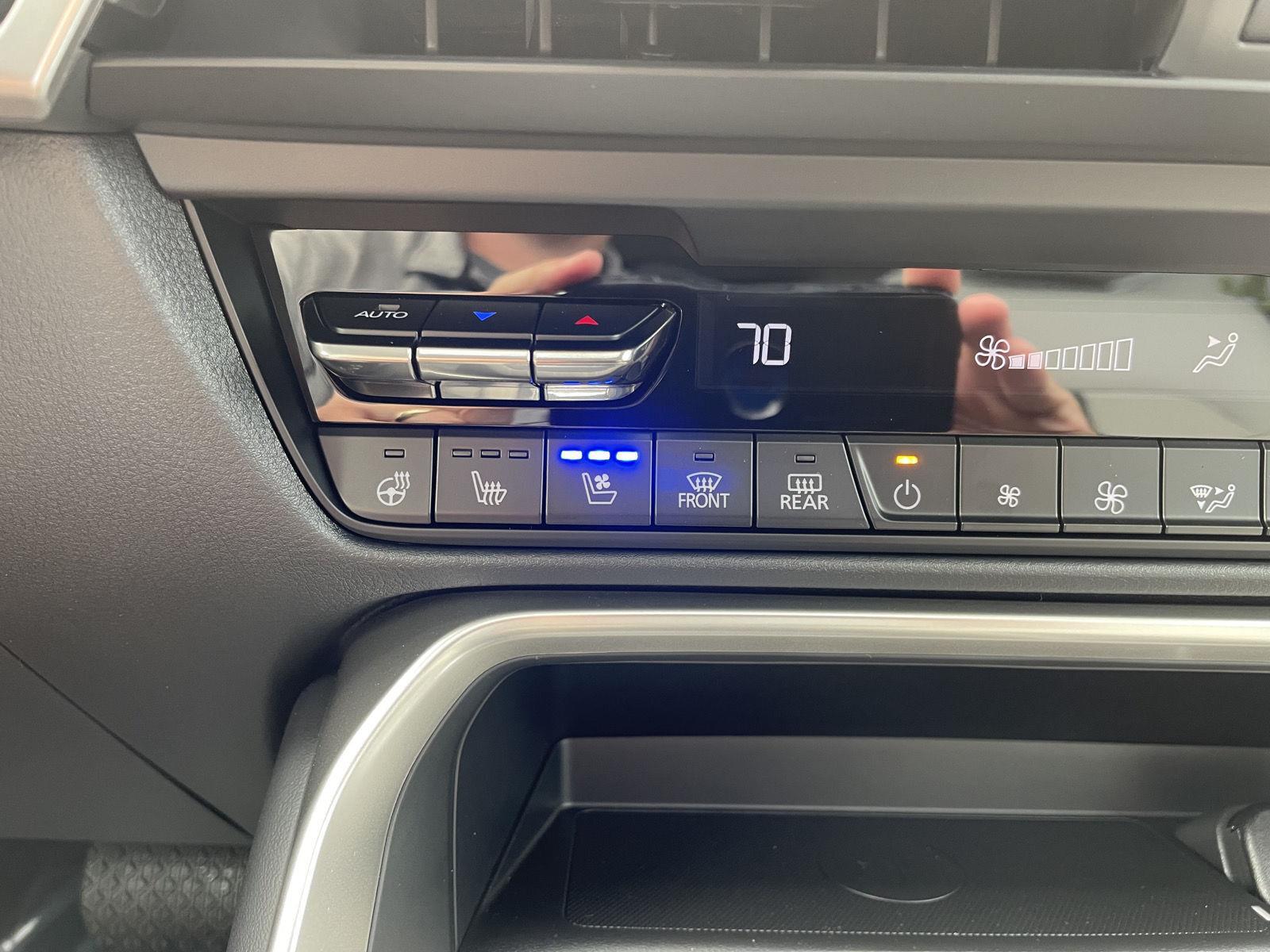 Vehicle photo 28