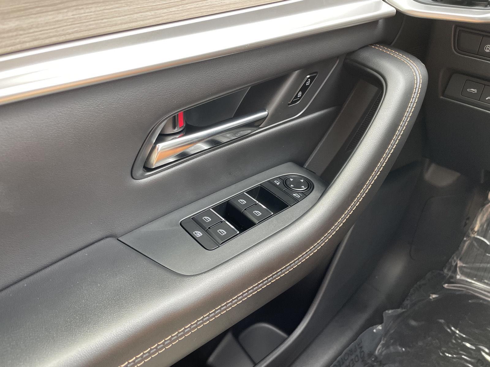 Vehicle photo 30