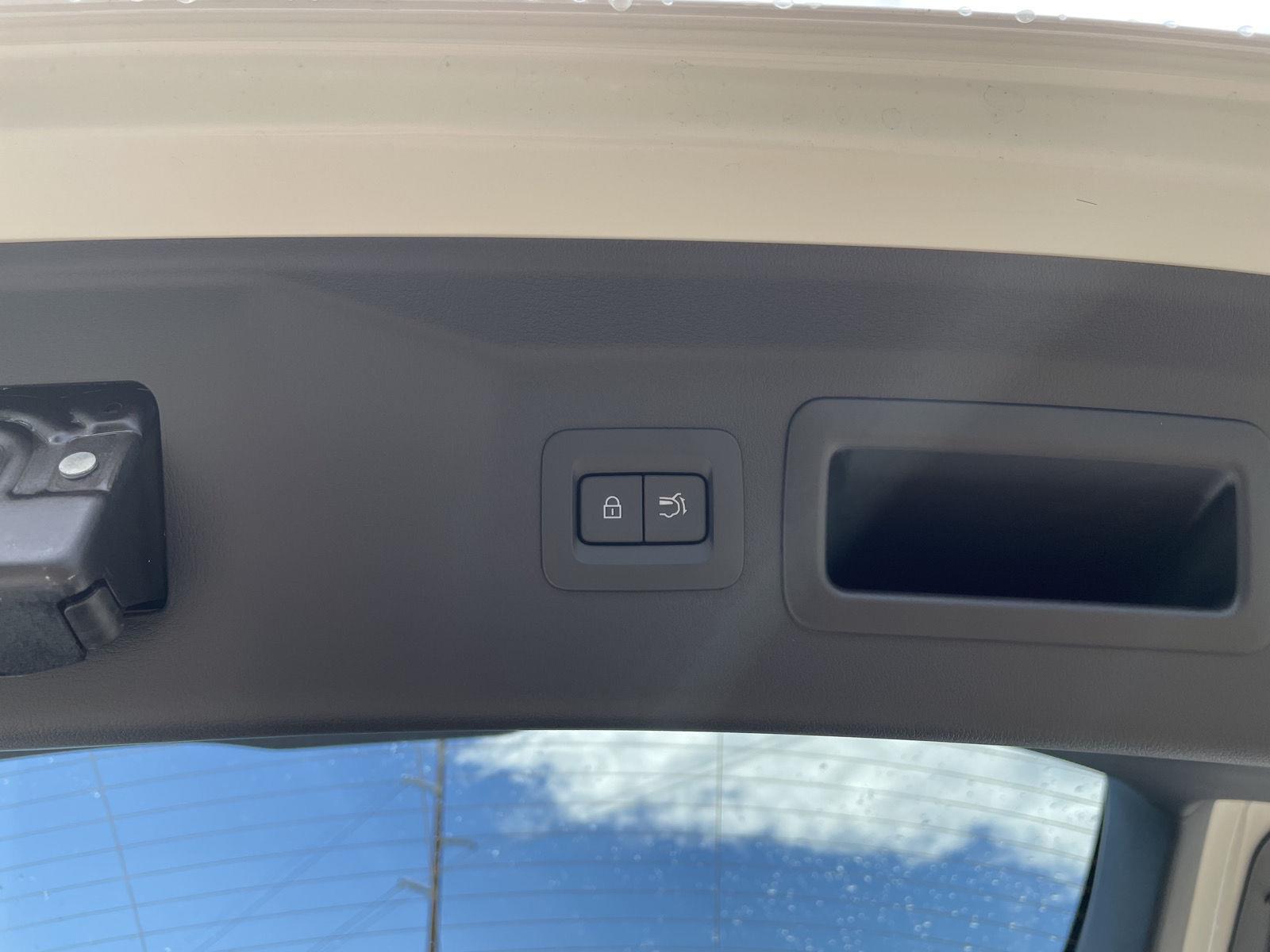 Vehicle photo 37