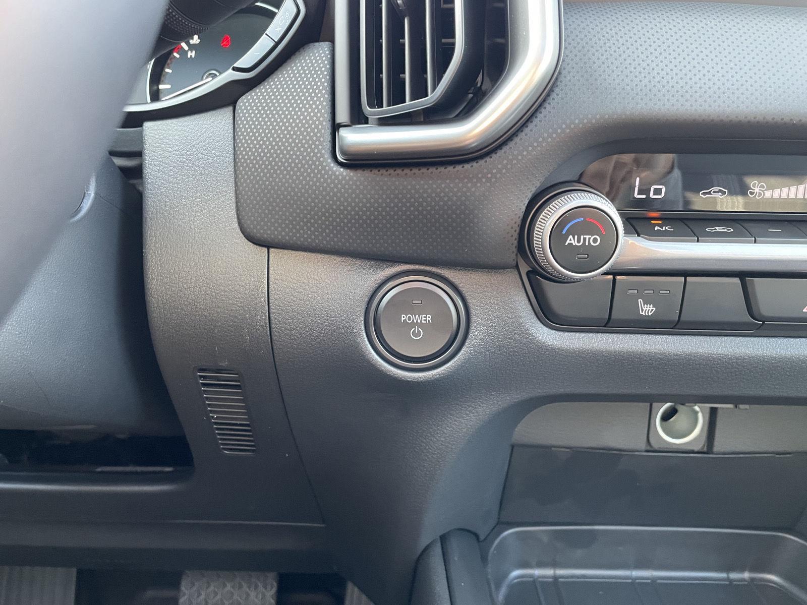 Vehicle photo 24