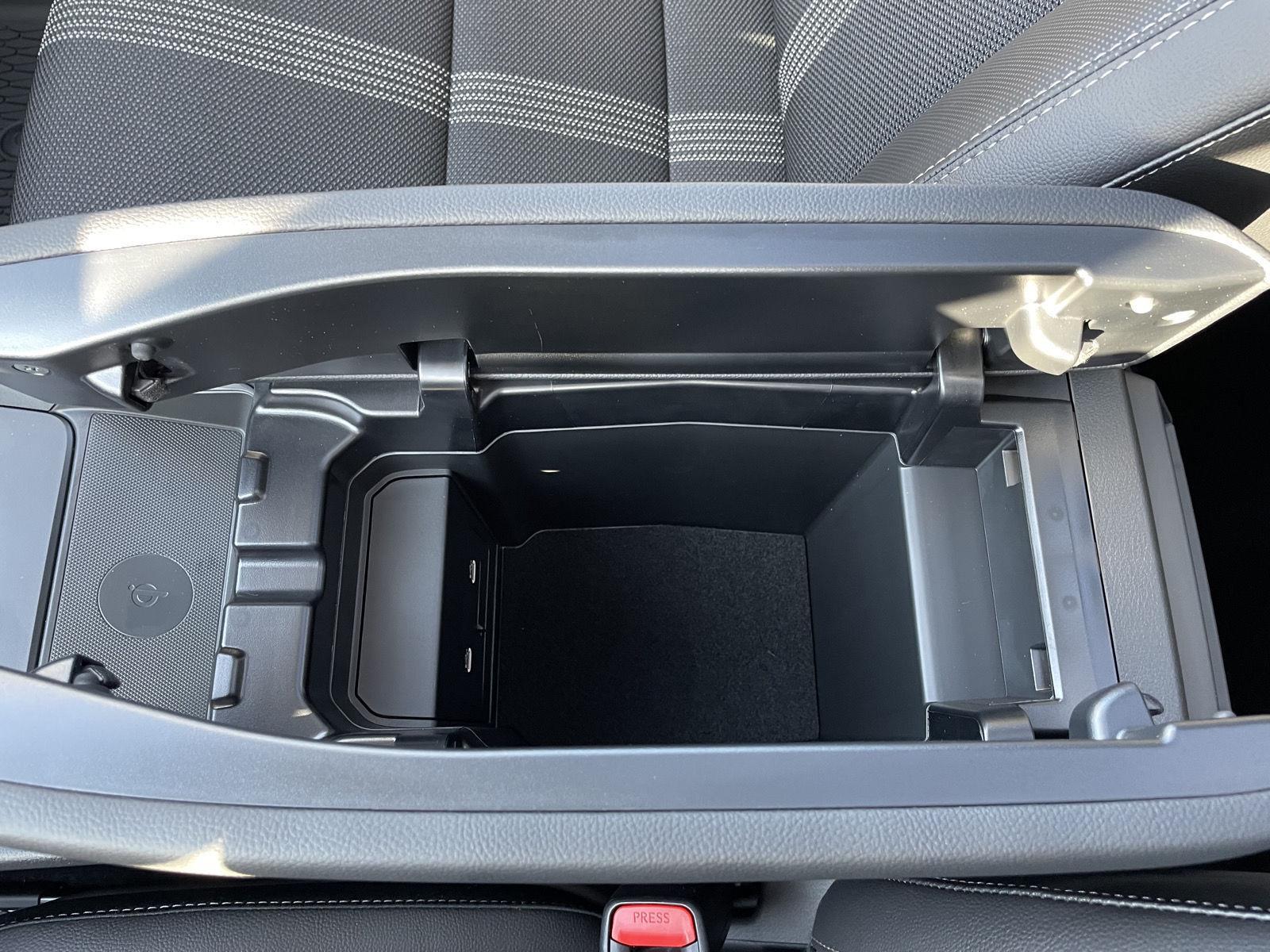 Vehicle photo 30