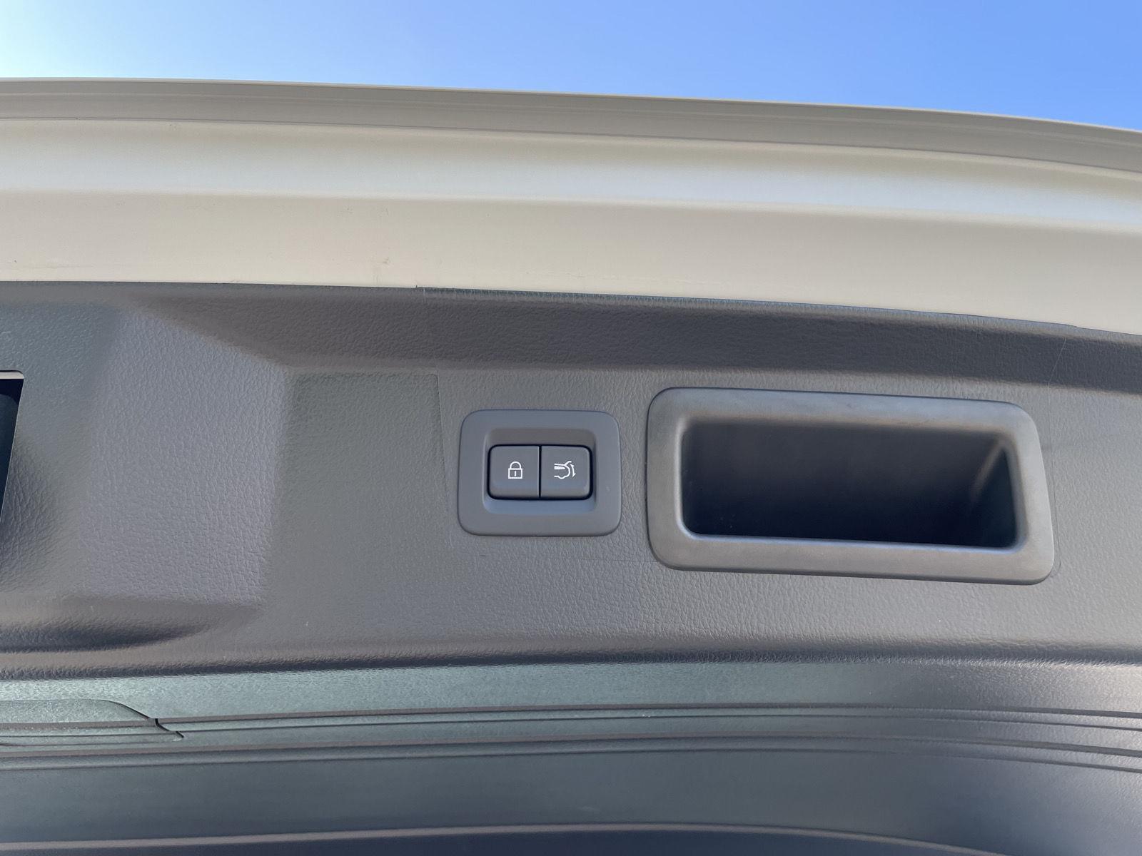 Vehicle photo 35