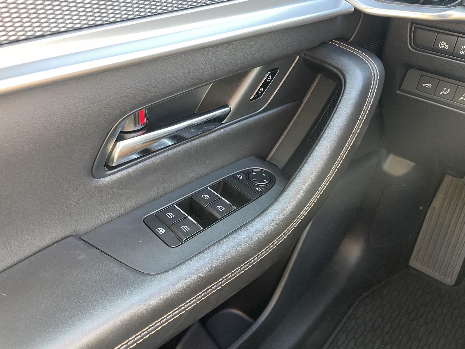 Vehicle photo 30
