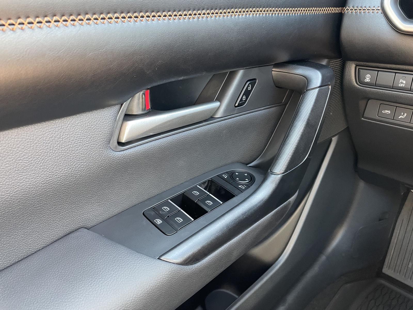 Vehicle photo 28