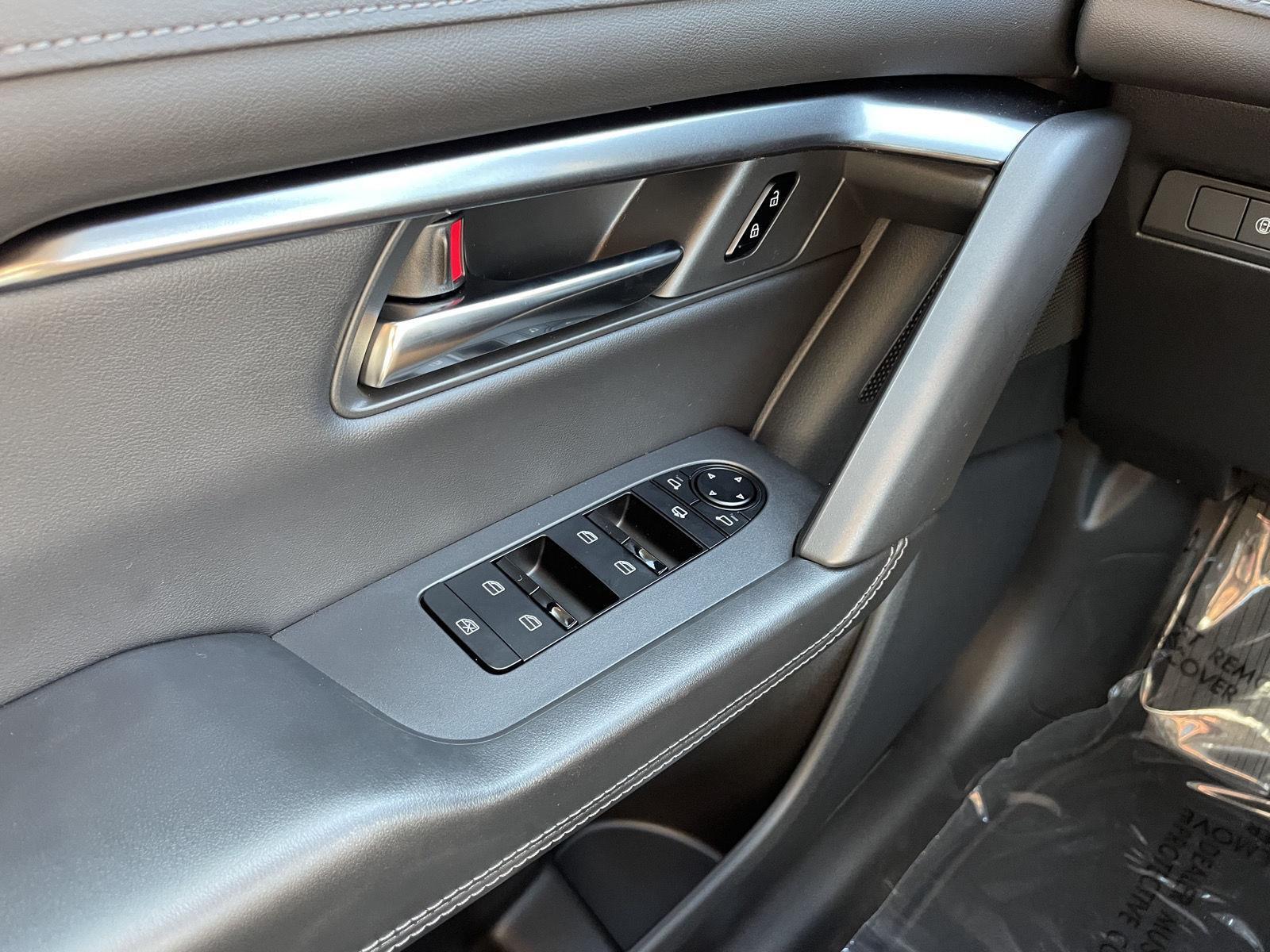 Vehicle photo 24