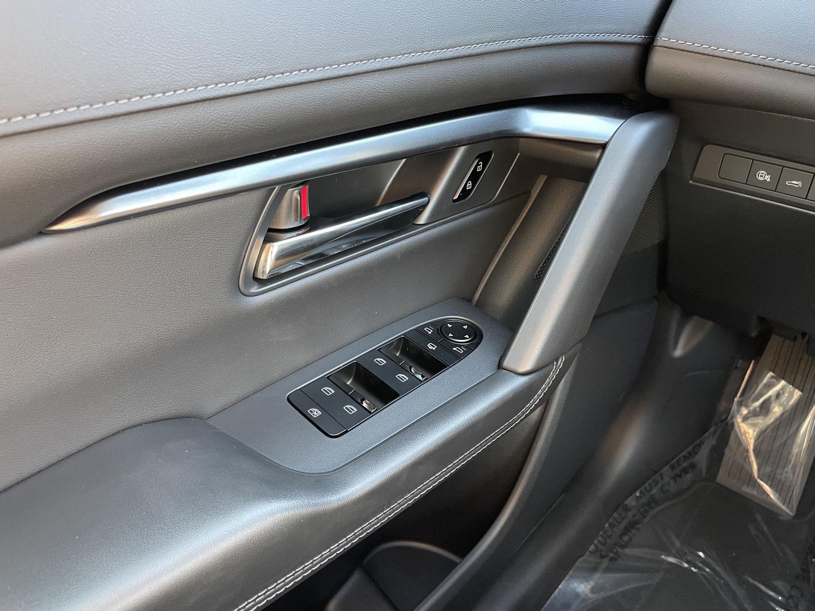 Vehicle photo 25