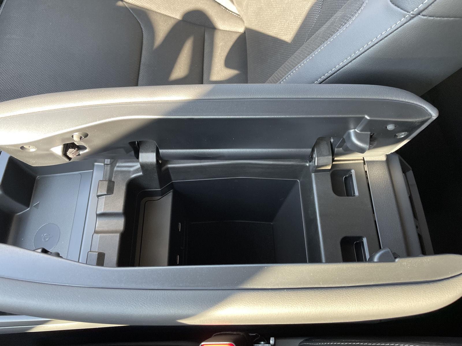 Vehicle photo 28