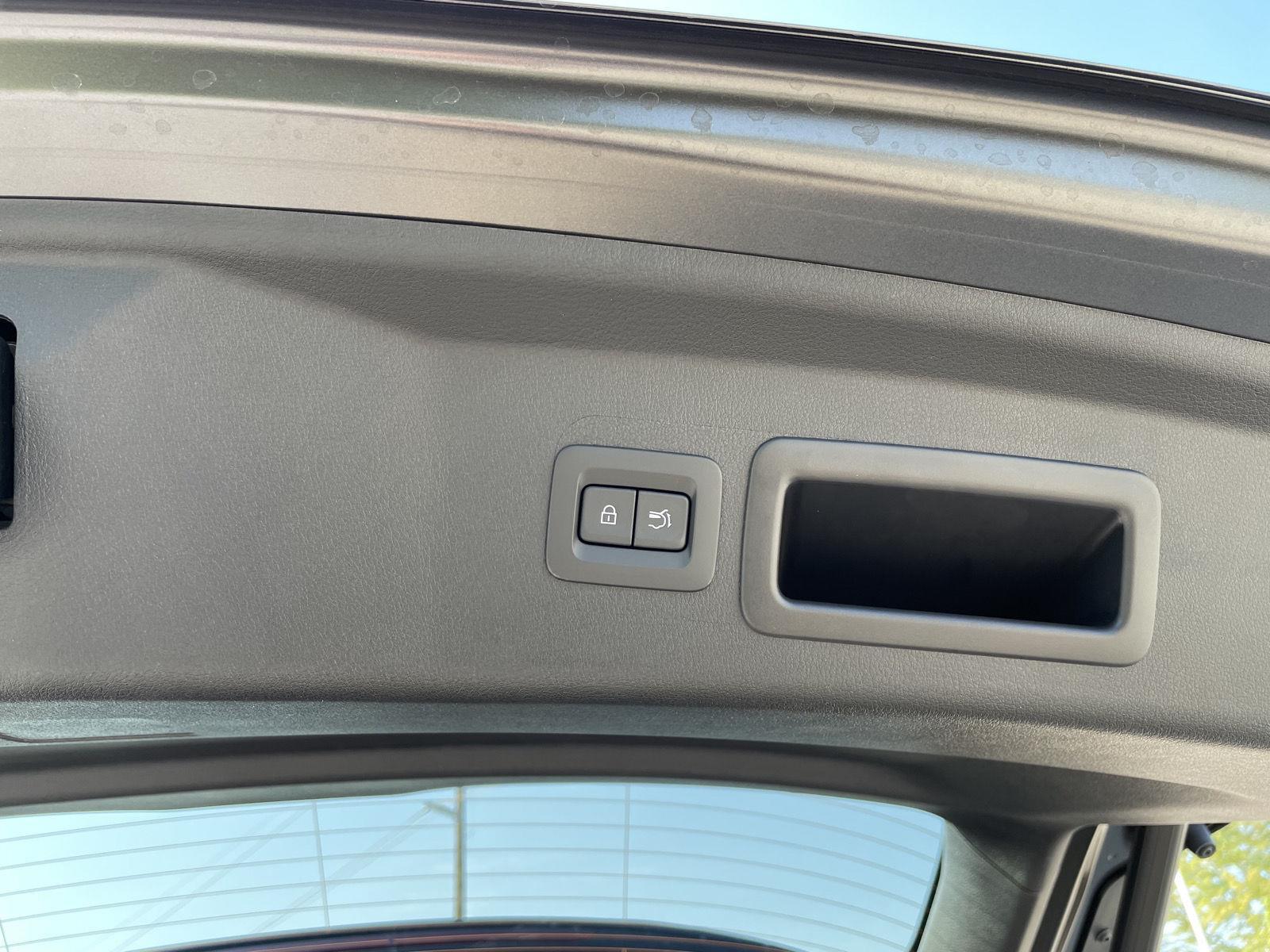 Vehicle photo 33