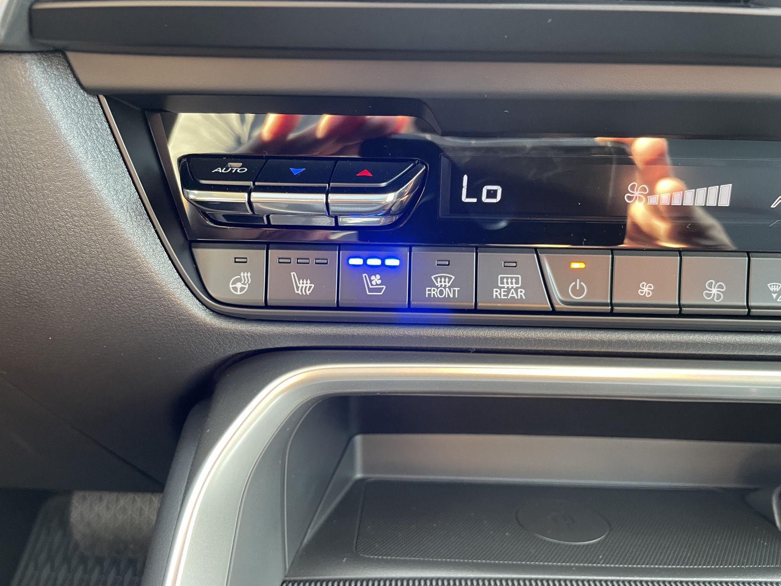 Vehicle photo 30