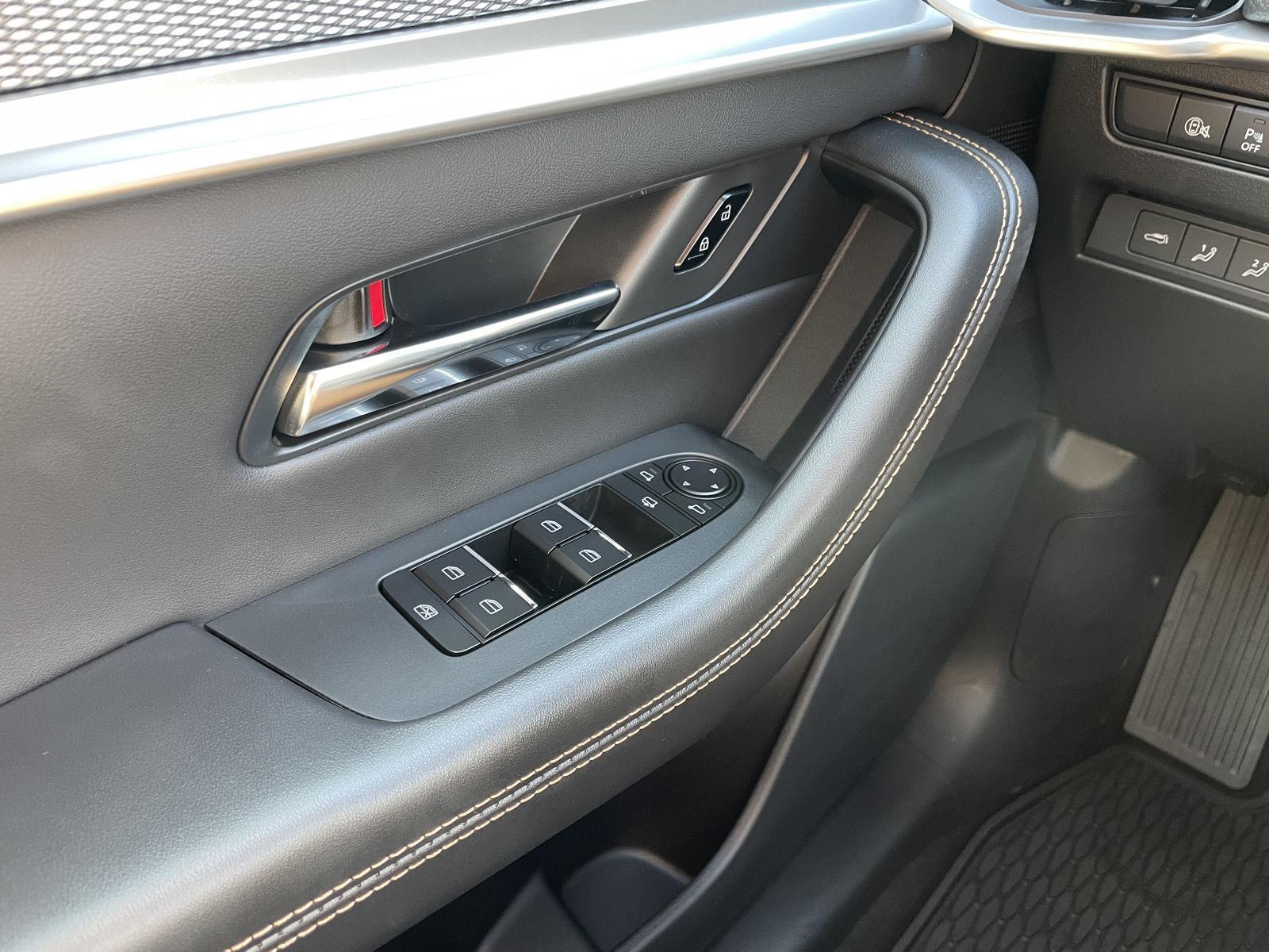 Vehicle photo 32