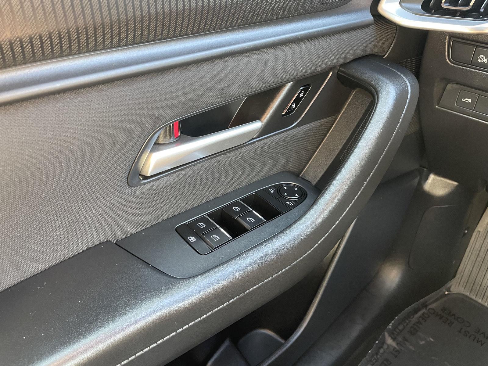 Vehicle photo 25