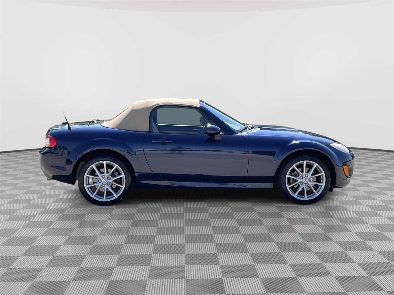 Vehicle photo 6