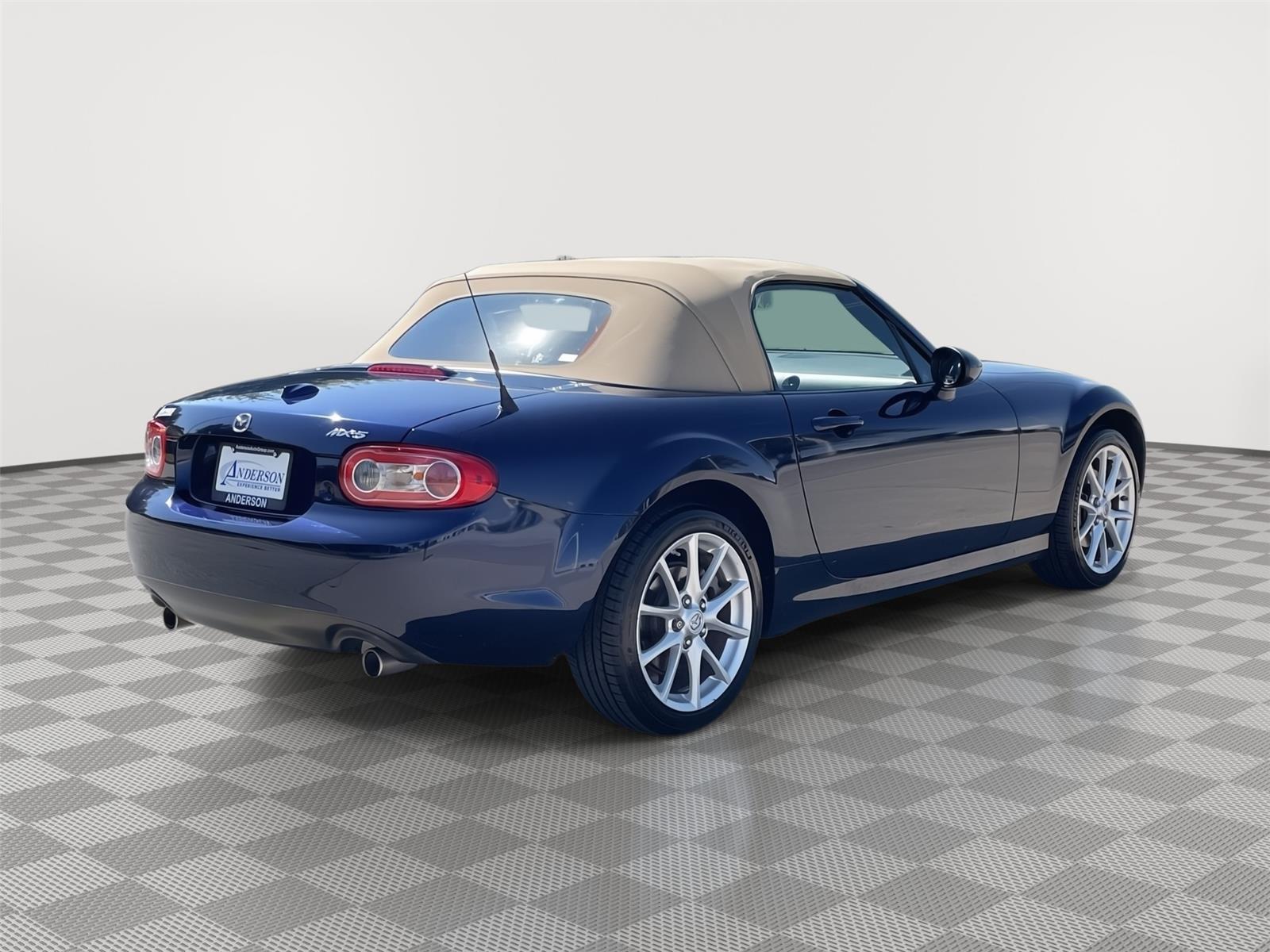 Vehicle photo 7