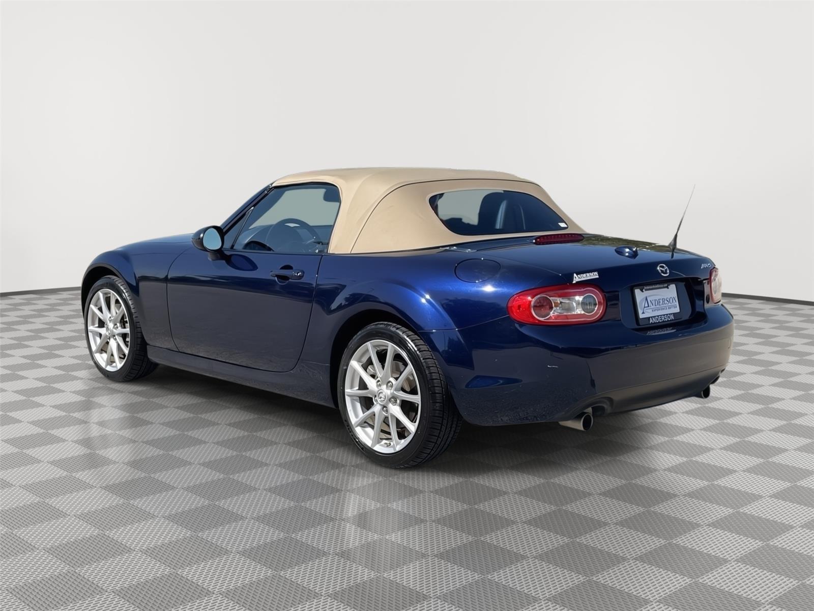 Vehicle photo 9