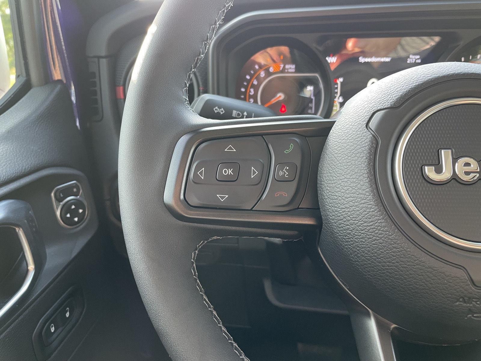 Vehicle photo 13