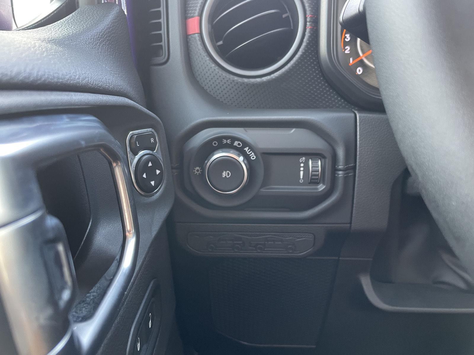 Vehicle photo 16