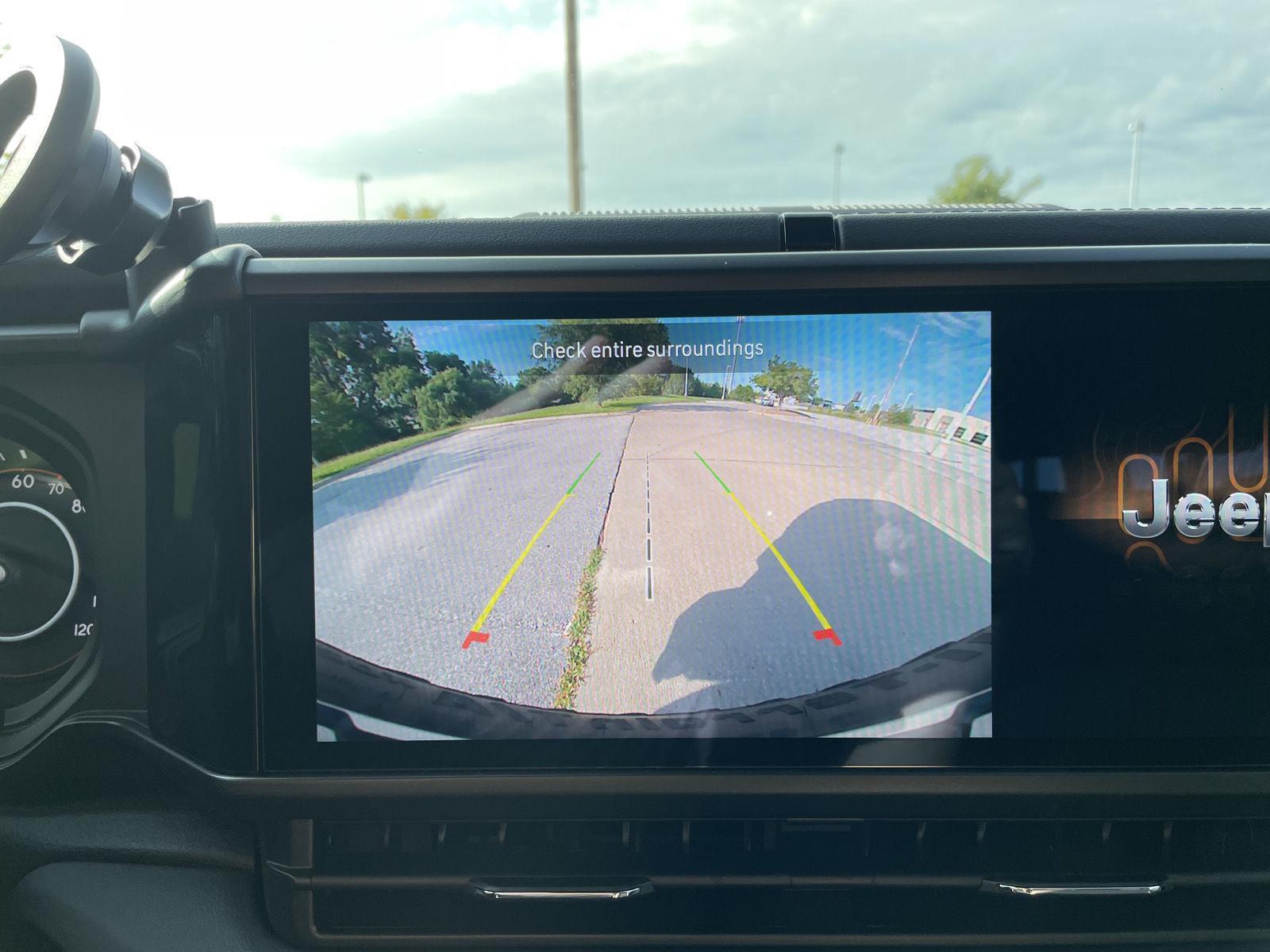 Vehicle photo 23
