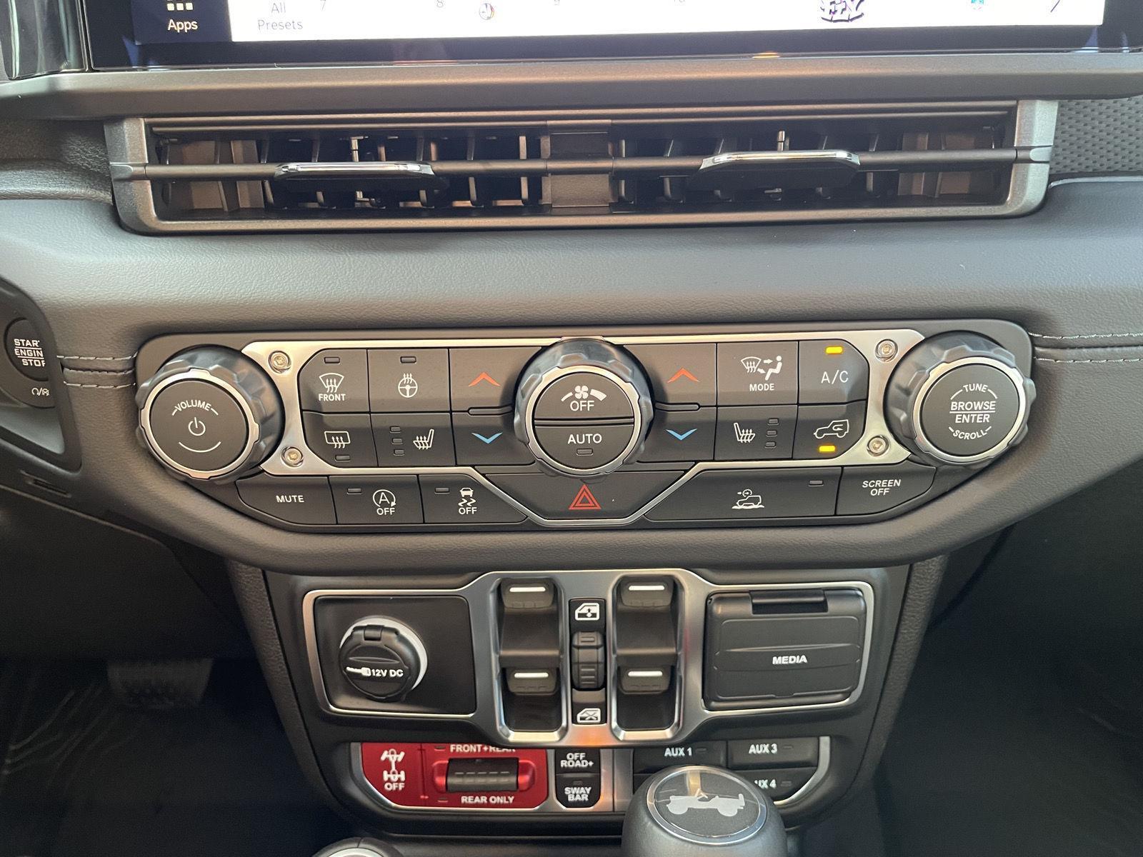 Vehicle photo 25