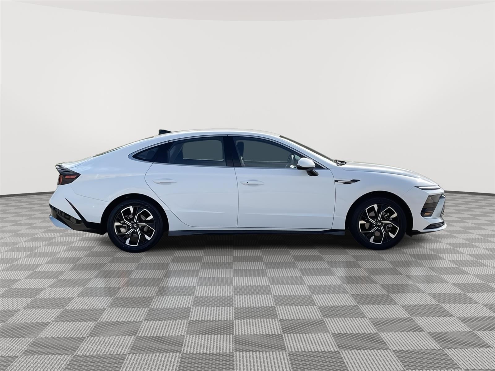Vehicle photo 6