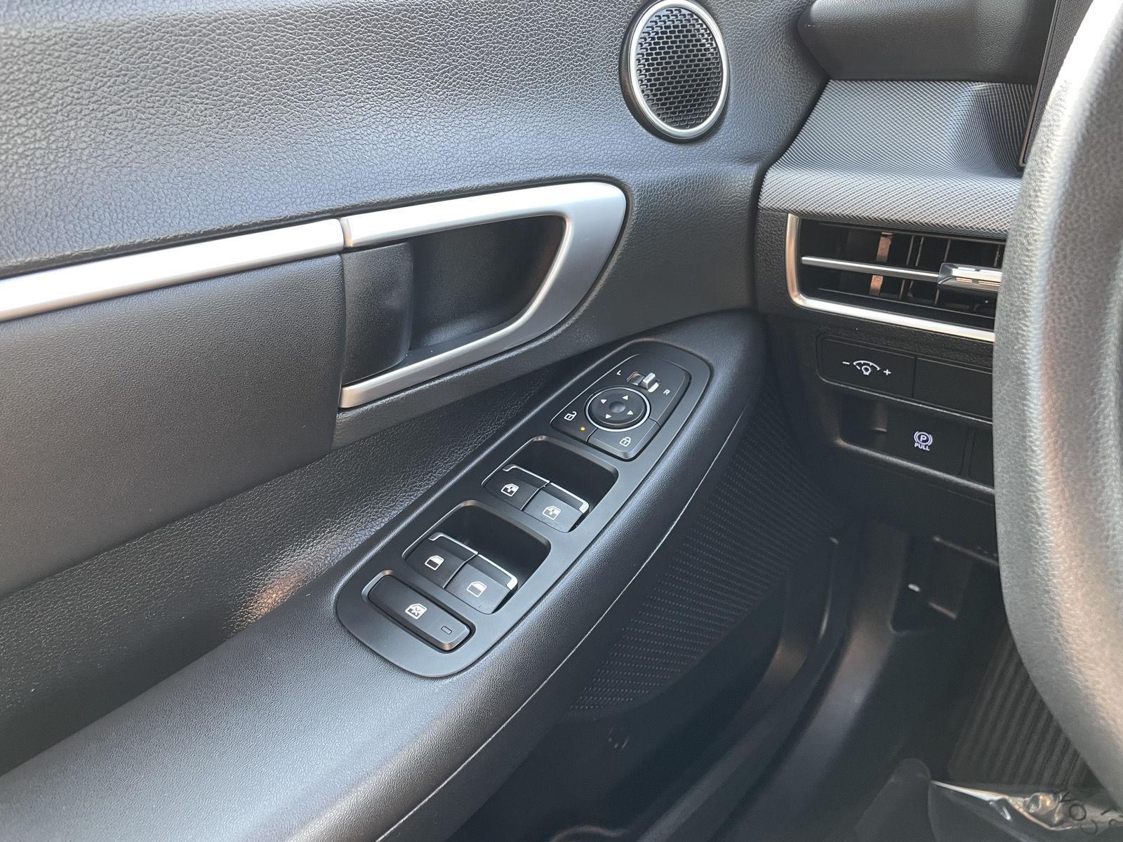 Vehicle photo 27