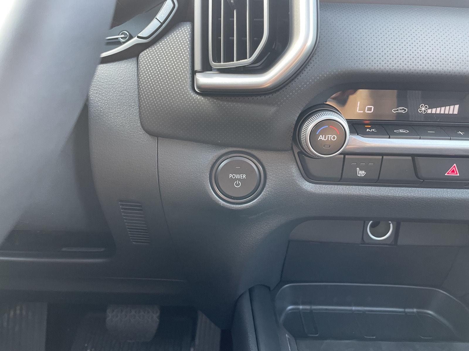 Vehicle photo 24