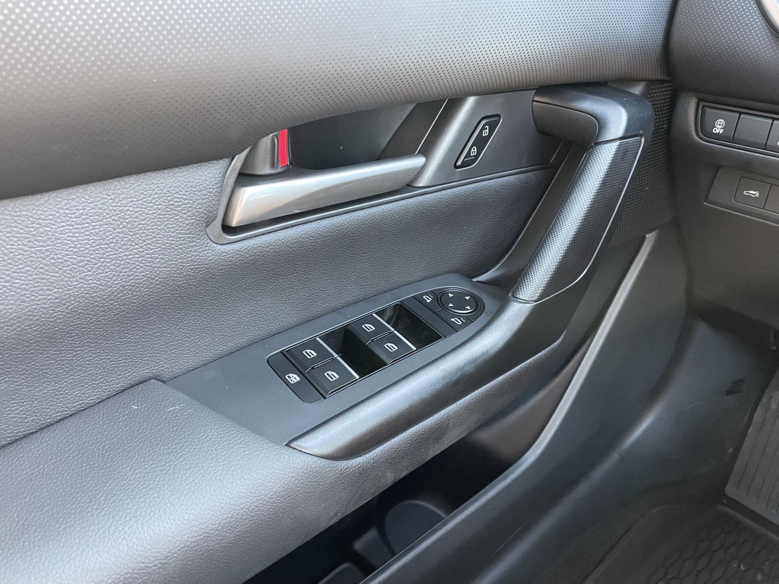 Vehicle photo 27