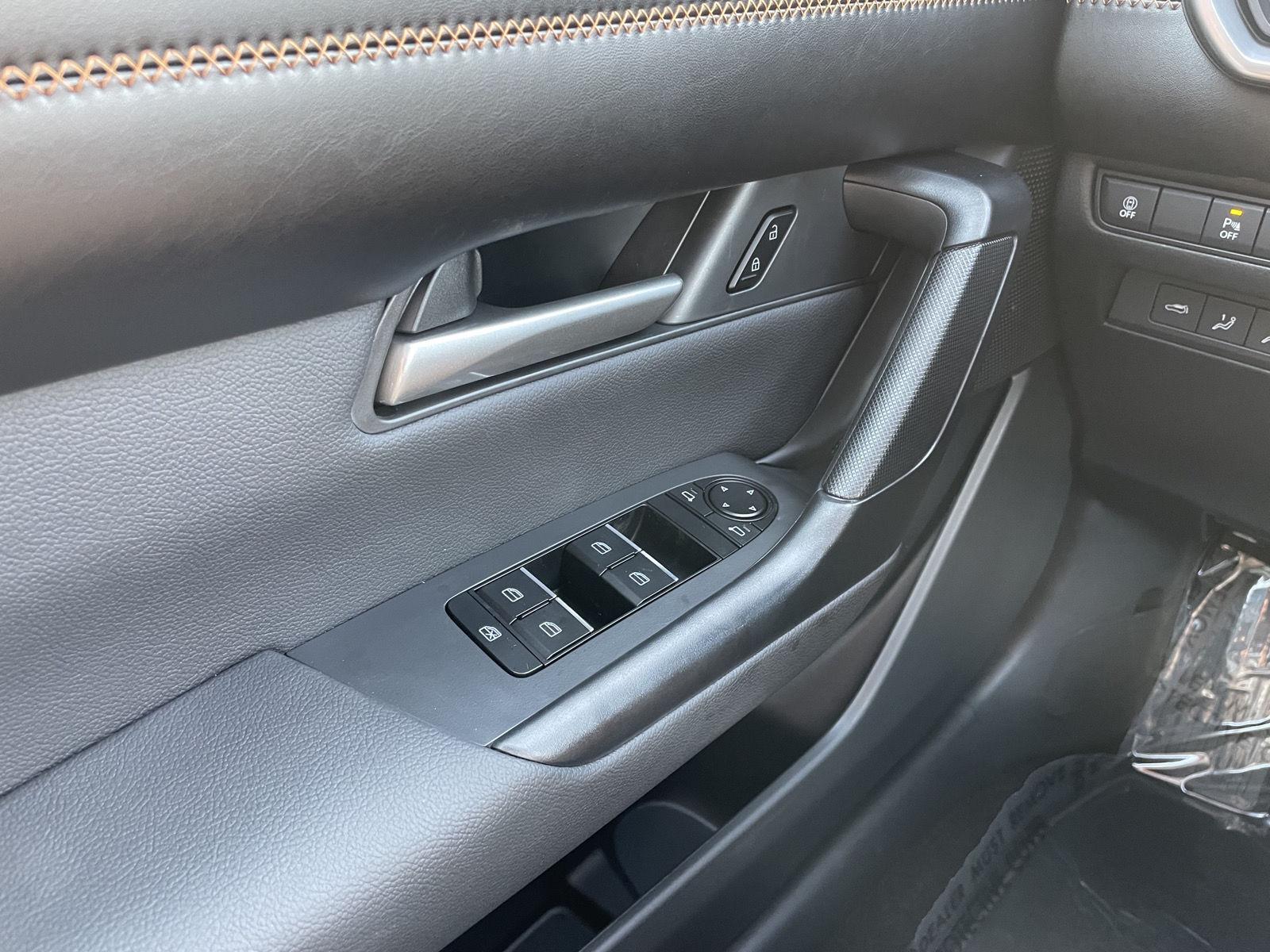 Vehicle photo 28