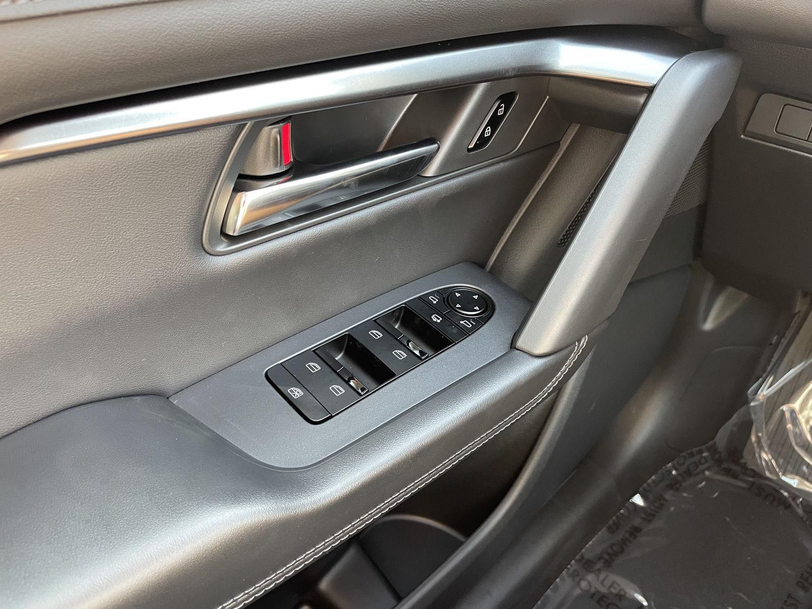 Vehicle photo 28