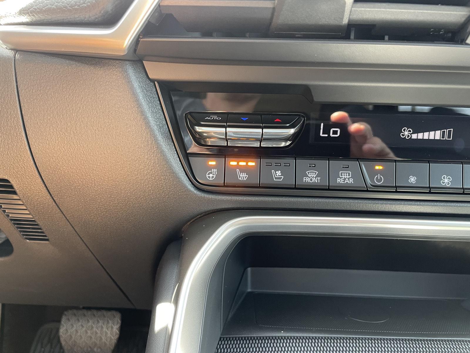 Vehicle photo 29