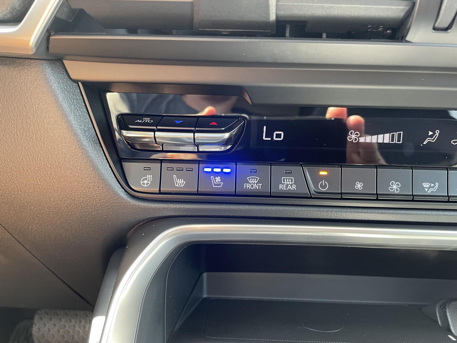 Vehicle photo 30
