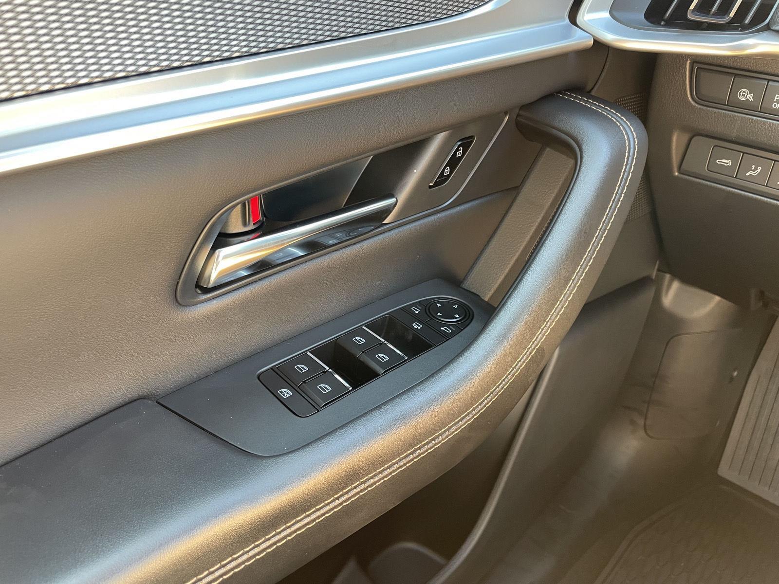 Vehicle photo 32