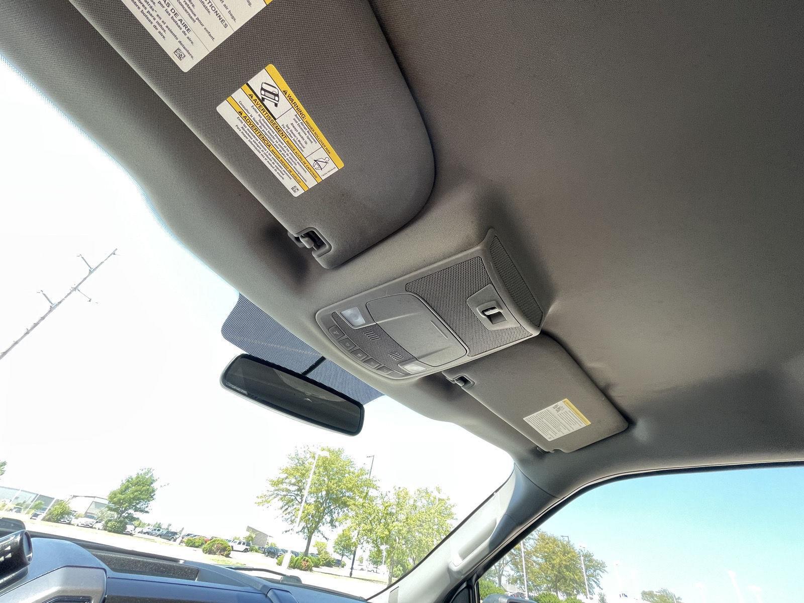 Vehicle photo 19